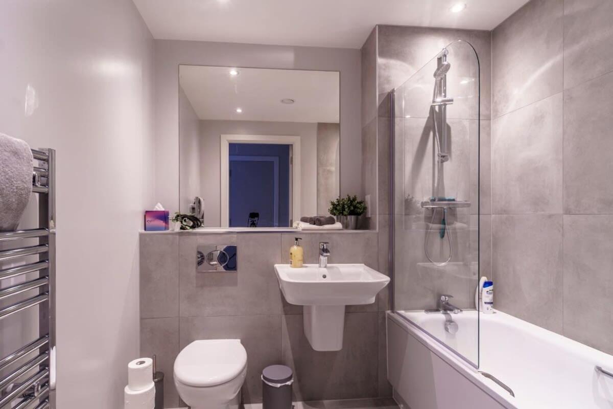 Fantastic 3 Bedroom Manchester Apartment Exterior photo